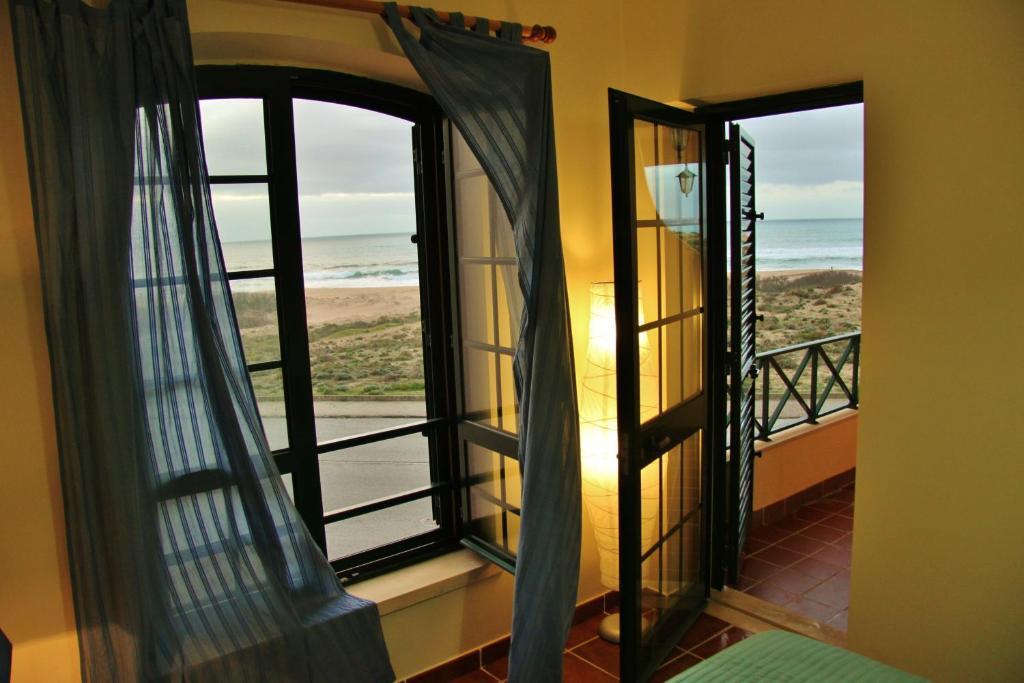 Supertubos Beach Hostel Atouguia Da Baleia Εξωτερικό φωτογραφία