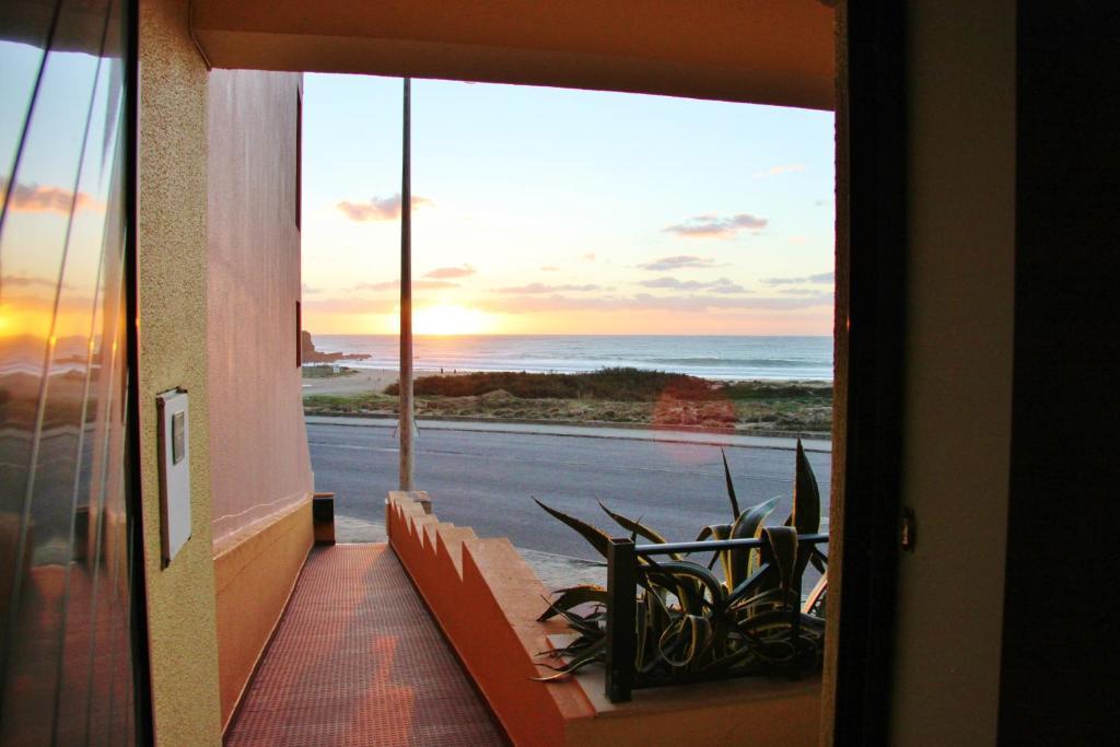 Supertubos Beach Hostel Atouguia Da Baleia Εξωτερικό φωτογραφία